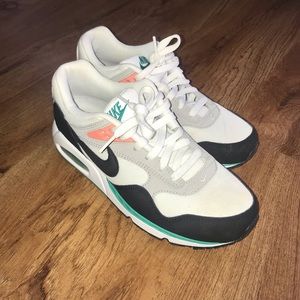 Lightly used Nike Air Max tennis shoes